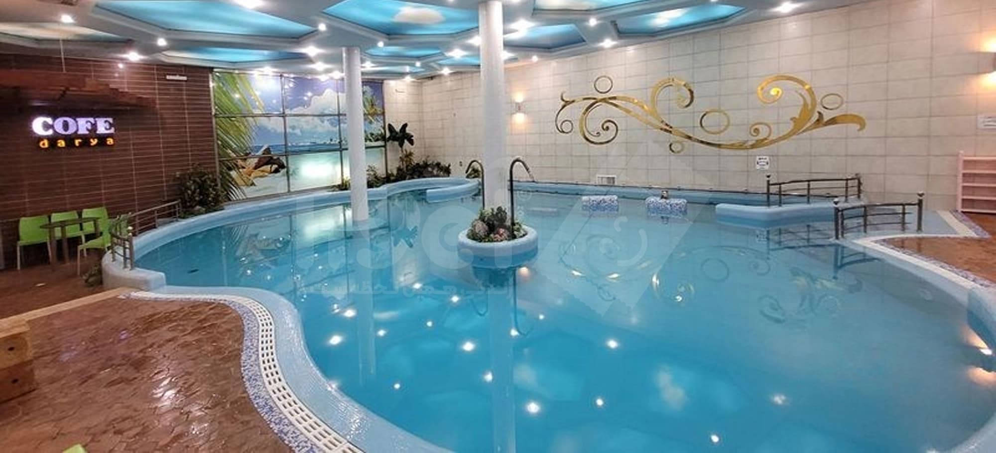 استخر وی ای پی دریا قم