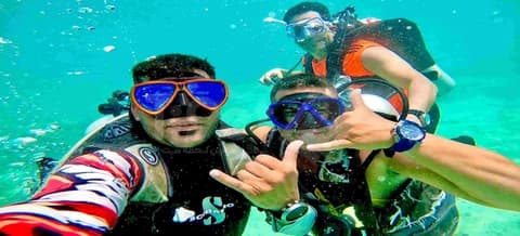 سه تا مرد در حال غواصی درآب های کیش