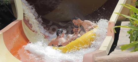 شادی و هیجان با سرسره های پارک آبی کیش